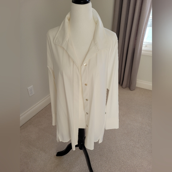 Beautiful Button Down Shirt Size Medium - Picture 1 of 15